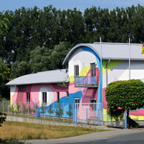 bunte fassadenmalerei an einem Firmengebäude, Lagerhalle