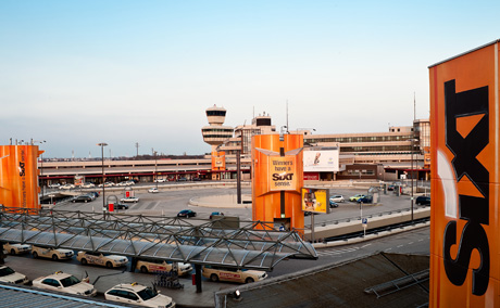 wandmalerei am berliner flughafen tegel